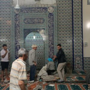 camide mihrap taci cemaatin uzerine dustu bir olu 9kYHt8U4