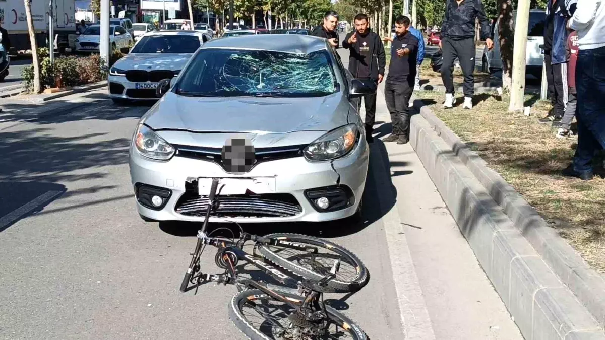 batmanda bisiklet surucusune otomobil carpti genc agir yarali MOjV3dPJ.jpg