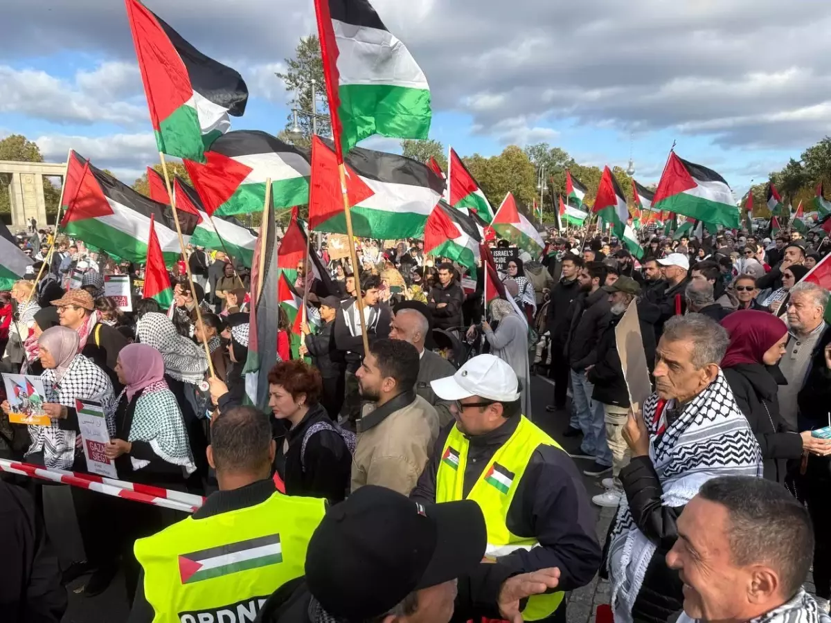 berlinde filistin icin buyuk gosteri 16 bin kisi bir araya geldi AIX6tSyF.jpg