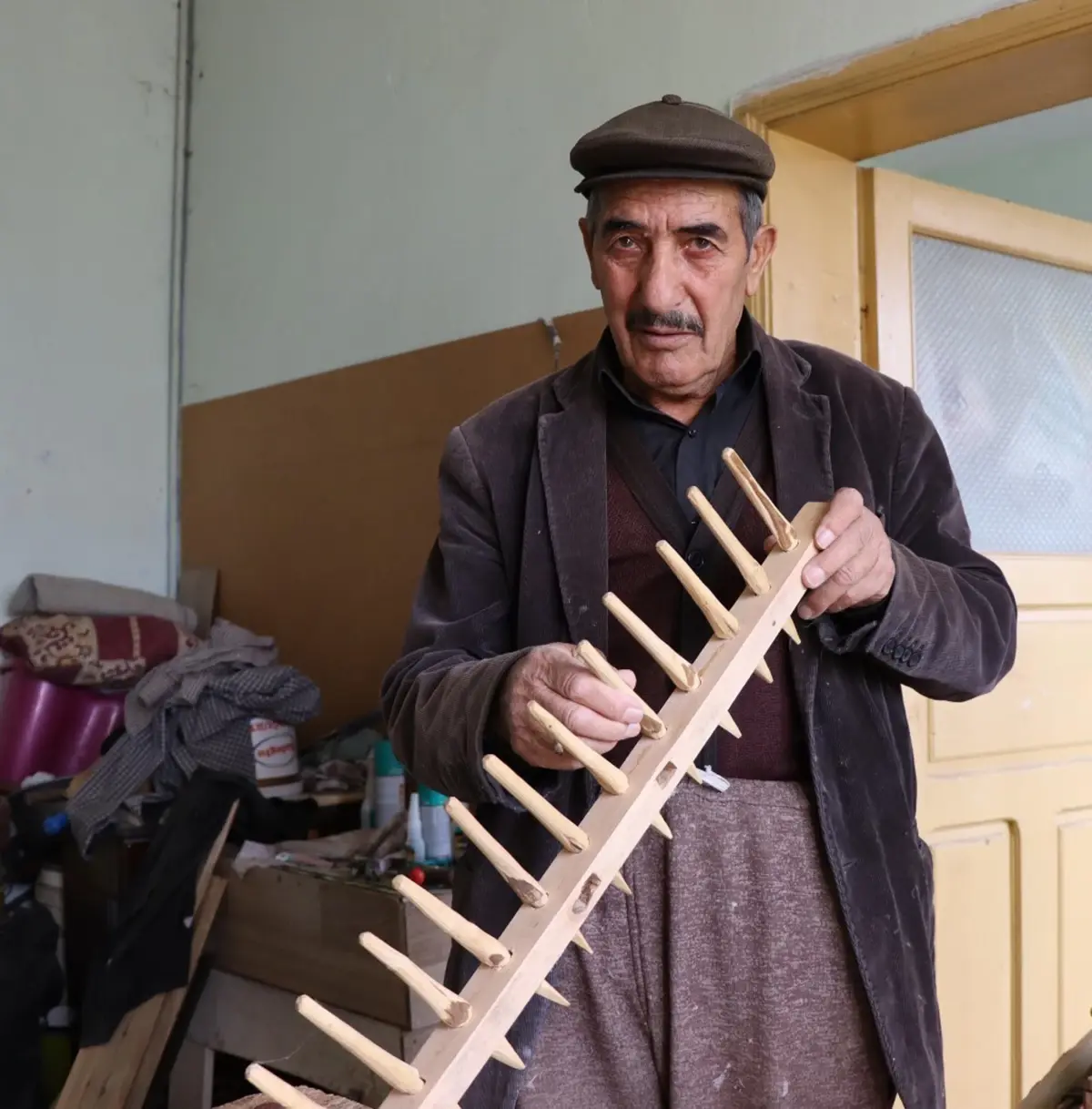 husamettin aras atik tahtalardan urunler imal ederek gecimini sagliyor XFAgvD6Y.jpg