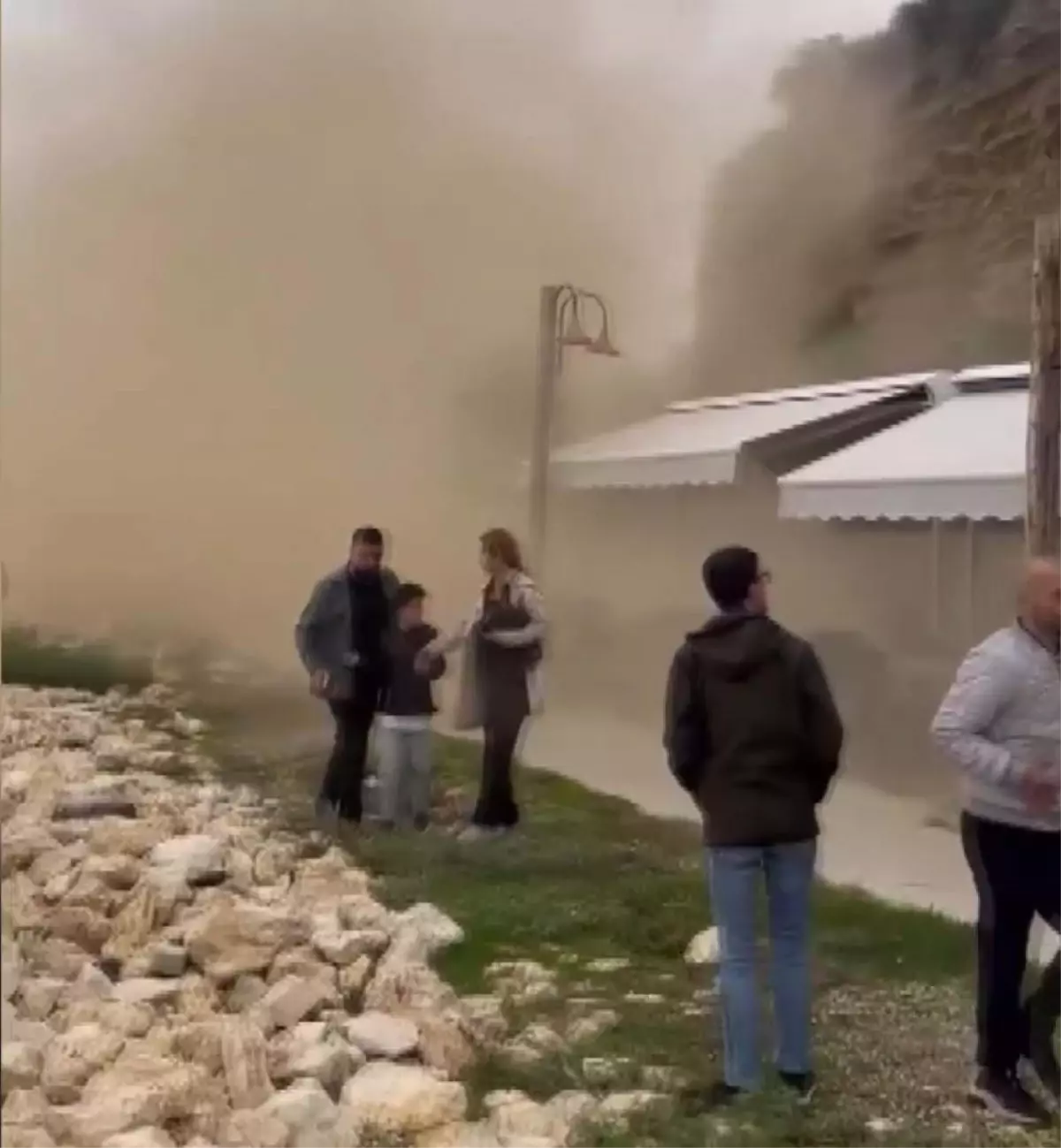 silivride toprak kaymasi kaya parcalari cay bahcesine dustu TzOPuSPj