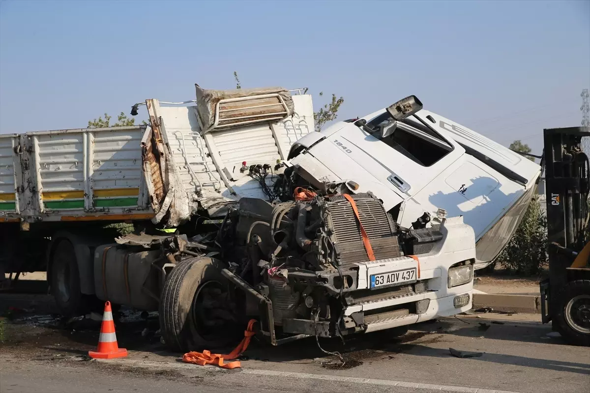 antakyada kaza tir yol temizleme aracina carpti ejV6UiCM.jpg