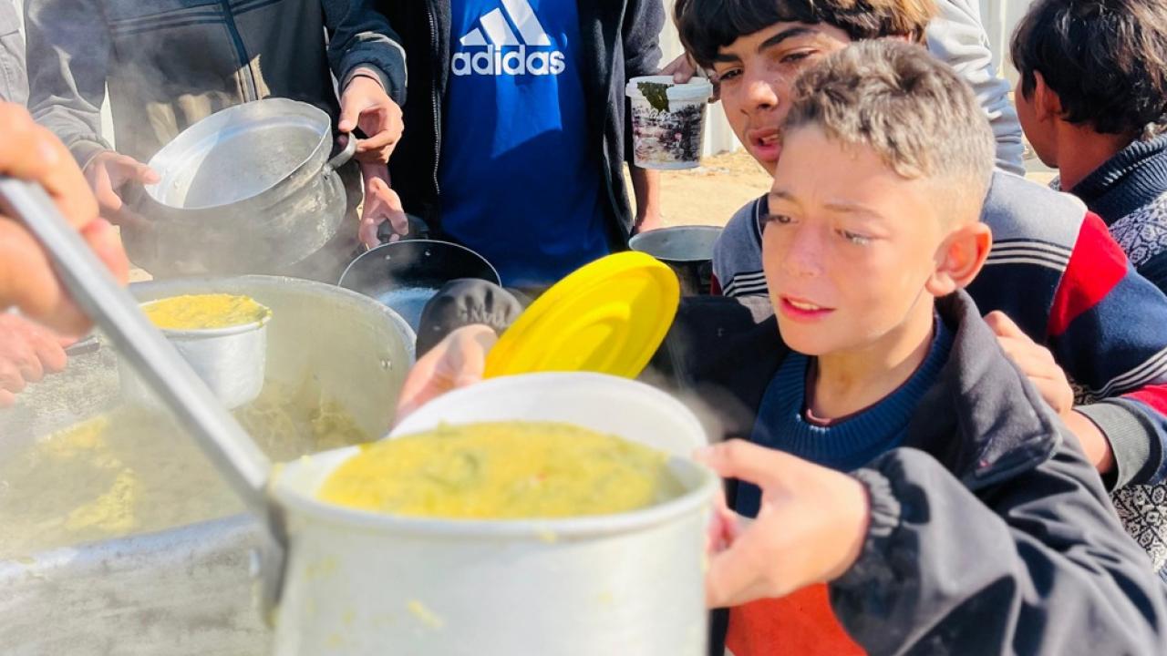 deniz feneri gazzede her gun 22 bin kisiye sicak yemek HHCpqrA7.jpg