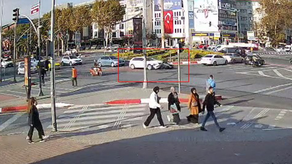 istanbul fatihte otomobilin carptigi motosikletin surucusu yaralandi fGvVQlPH.jpg