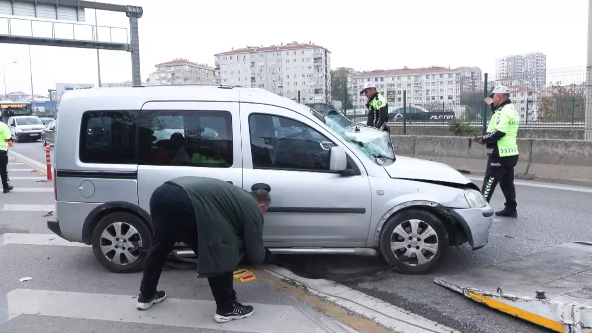 kadikoyde uc aracla kaza traffic yogunlugu 1lnqwR2l.jpg