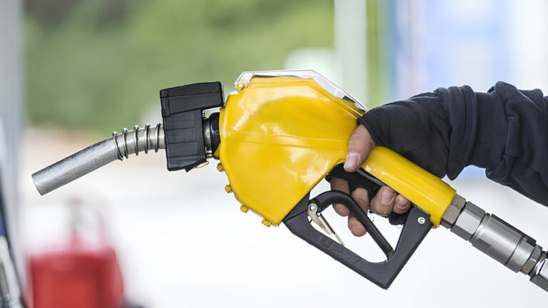 hurmuz-belirsizligi-petrol-fiyatlarini-yukari-tasiyor-V6SByxRv