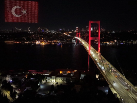 15 temmuz sehitler koprusu semalarinda dronlarla isik gosterisi buyuledi JZ99CGTq