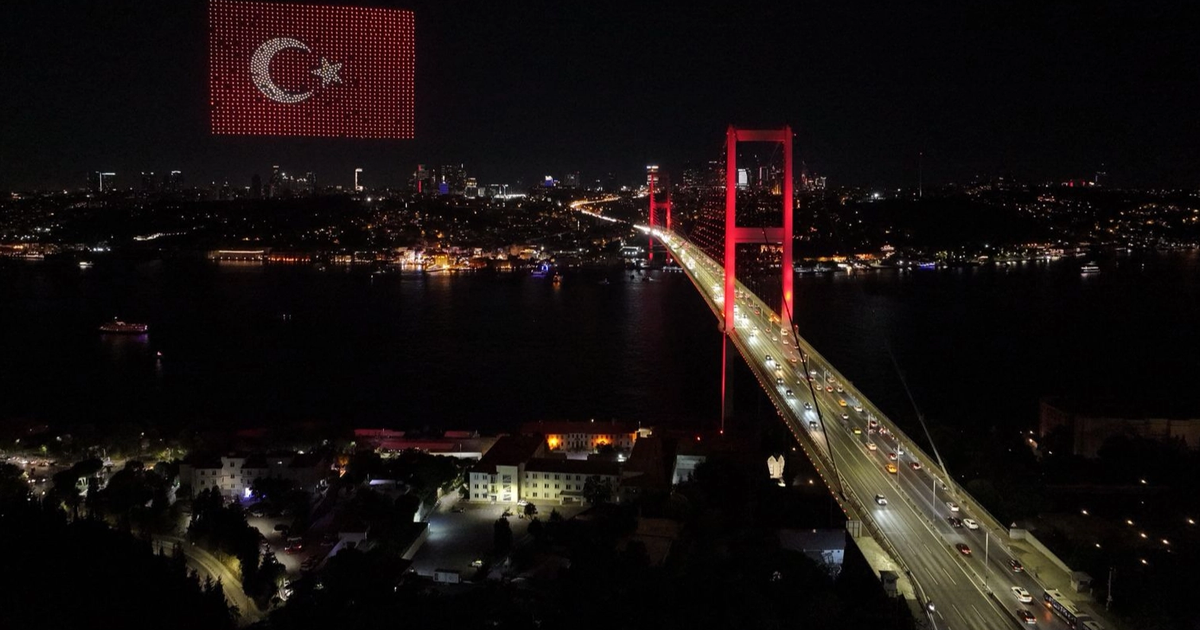 15 temmuz sehitler koprusu semalarinda dronlarla isik gosterisi buyuledi JZ99CGTq